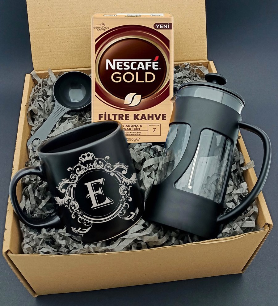 Kişiye Özel Taçlı Gümüş Baş Harf Baskılı Siyah Kupa & French Press &  Nescafe Gold Filtre Kahve Hediye Seti