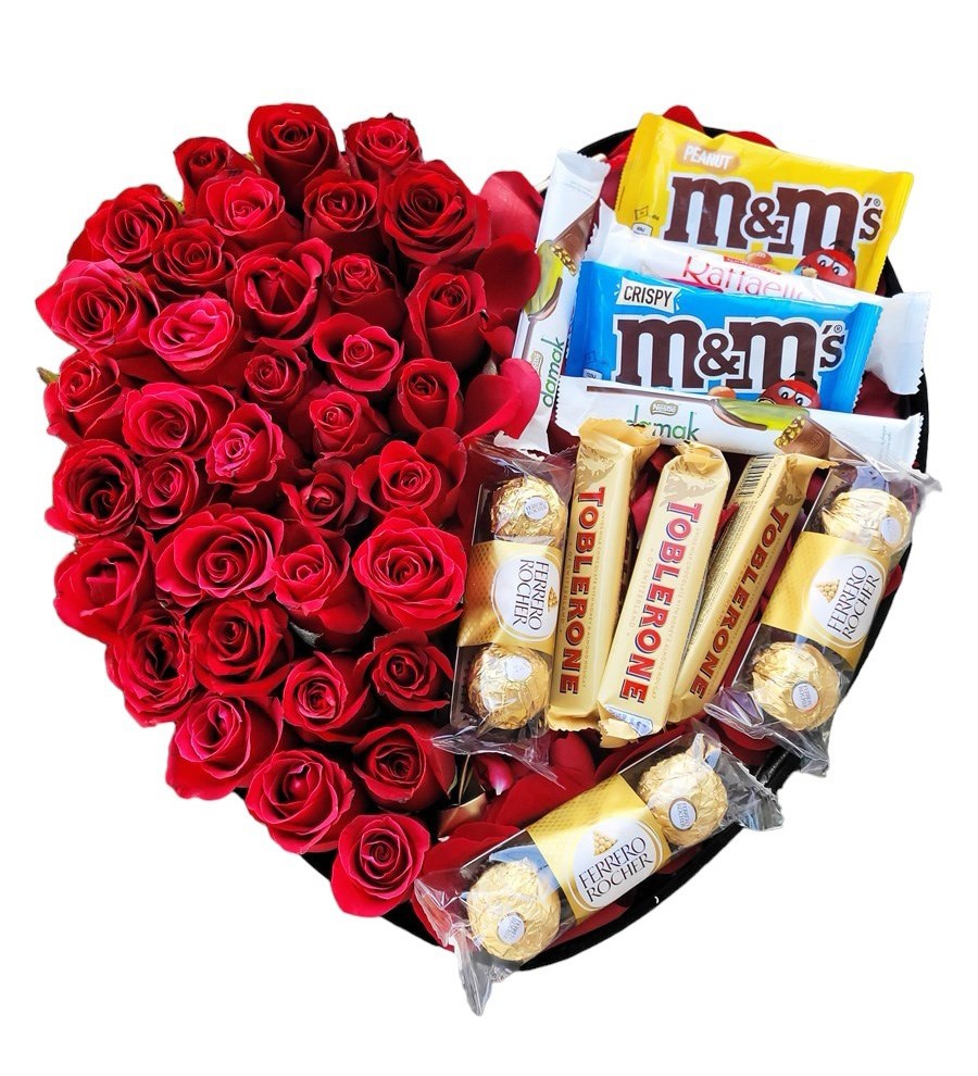 Kalp Kutuda Kırmızı Güller ve Çikolatalar